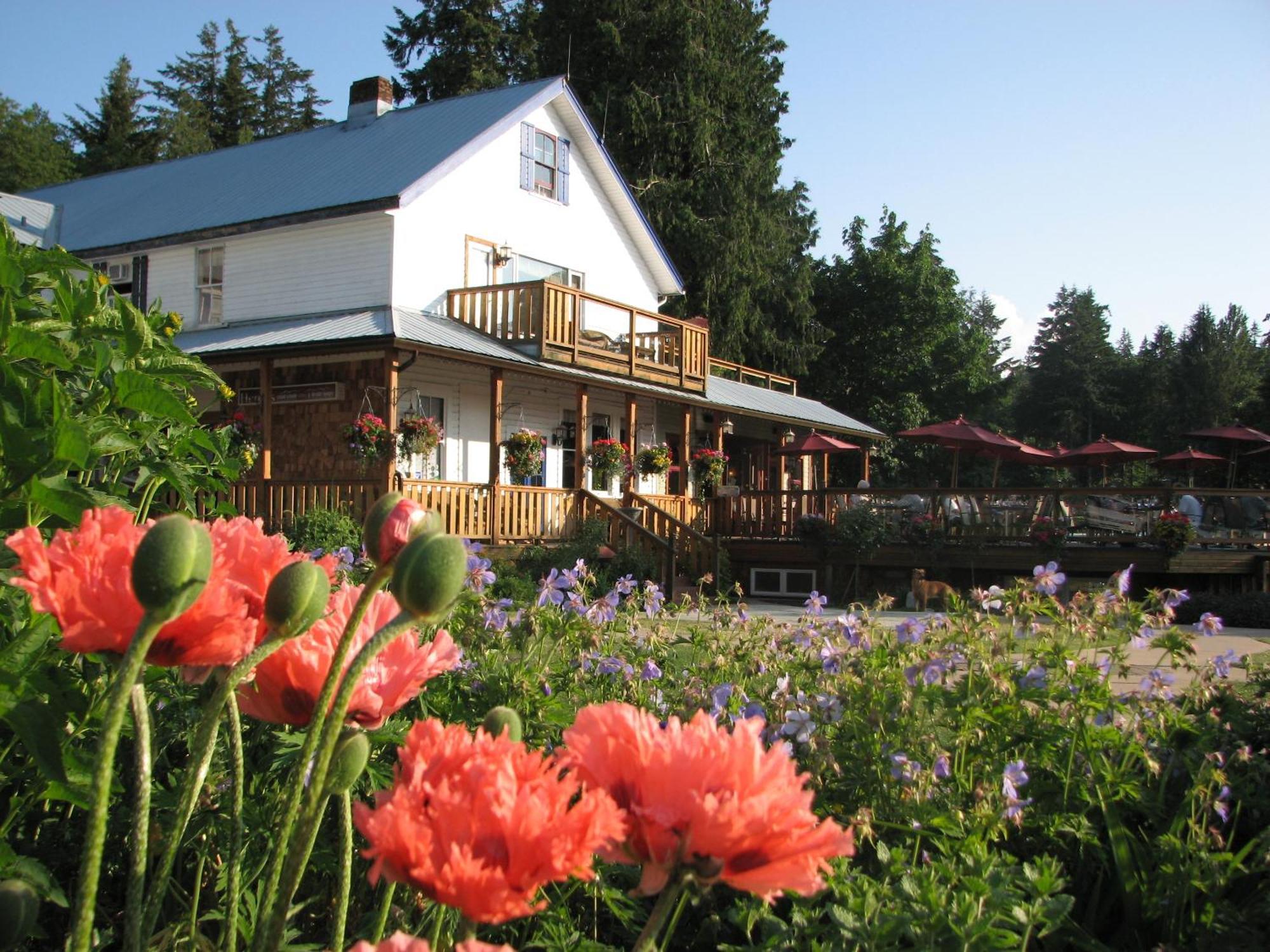 Heriot Bay Inn Экстерьер фото