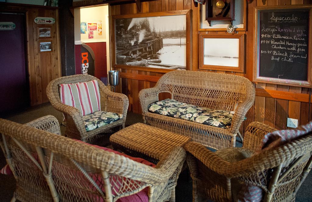 Heriot Bay Inn Экстерьер фото