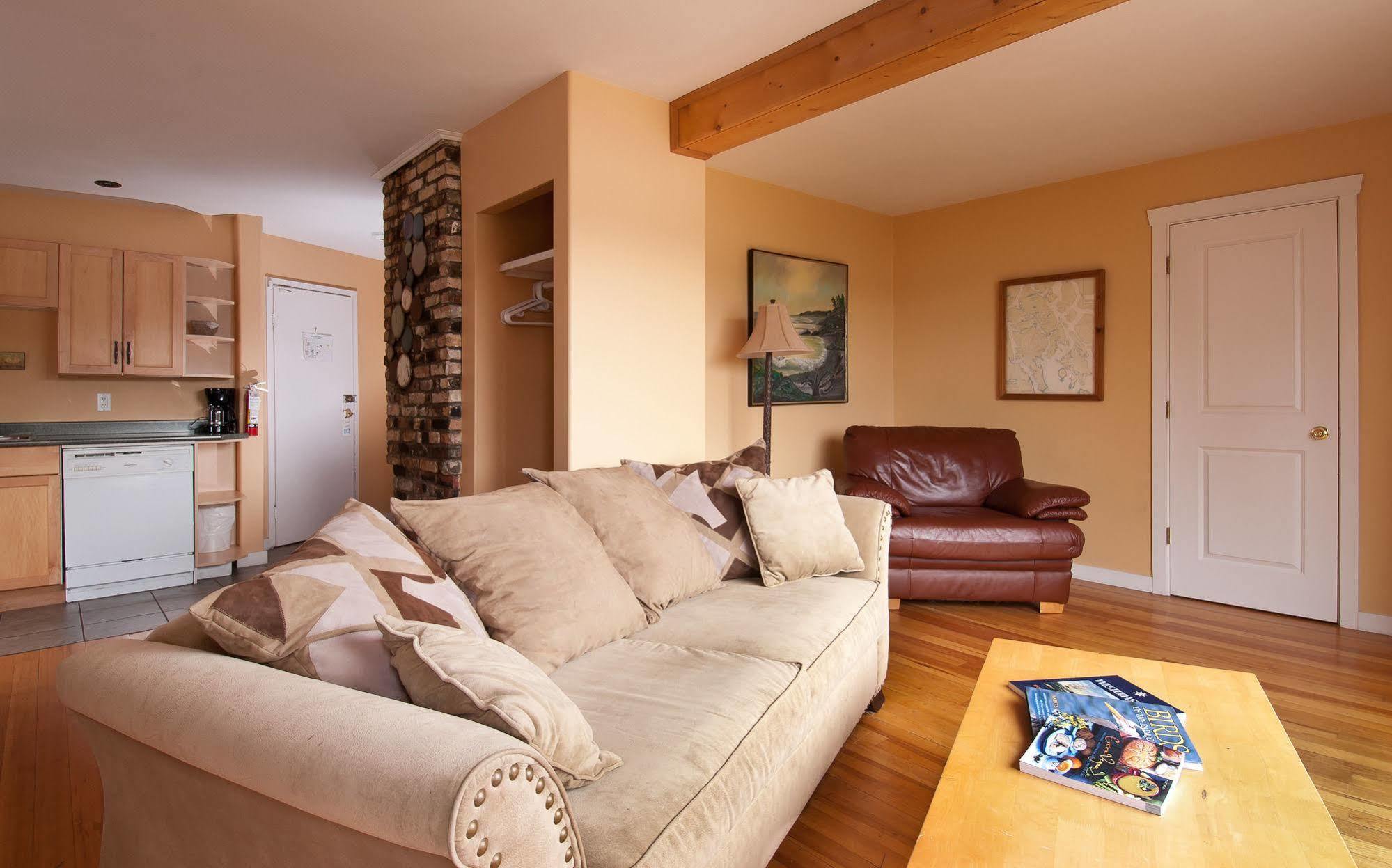Heriot Bay Inn Экстерьер фото