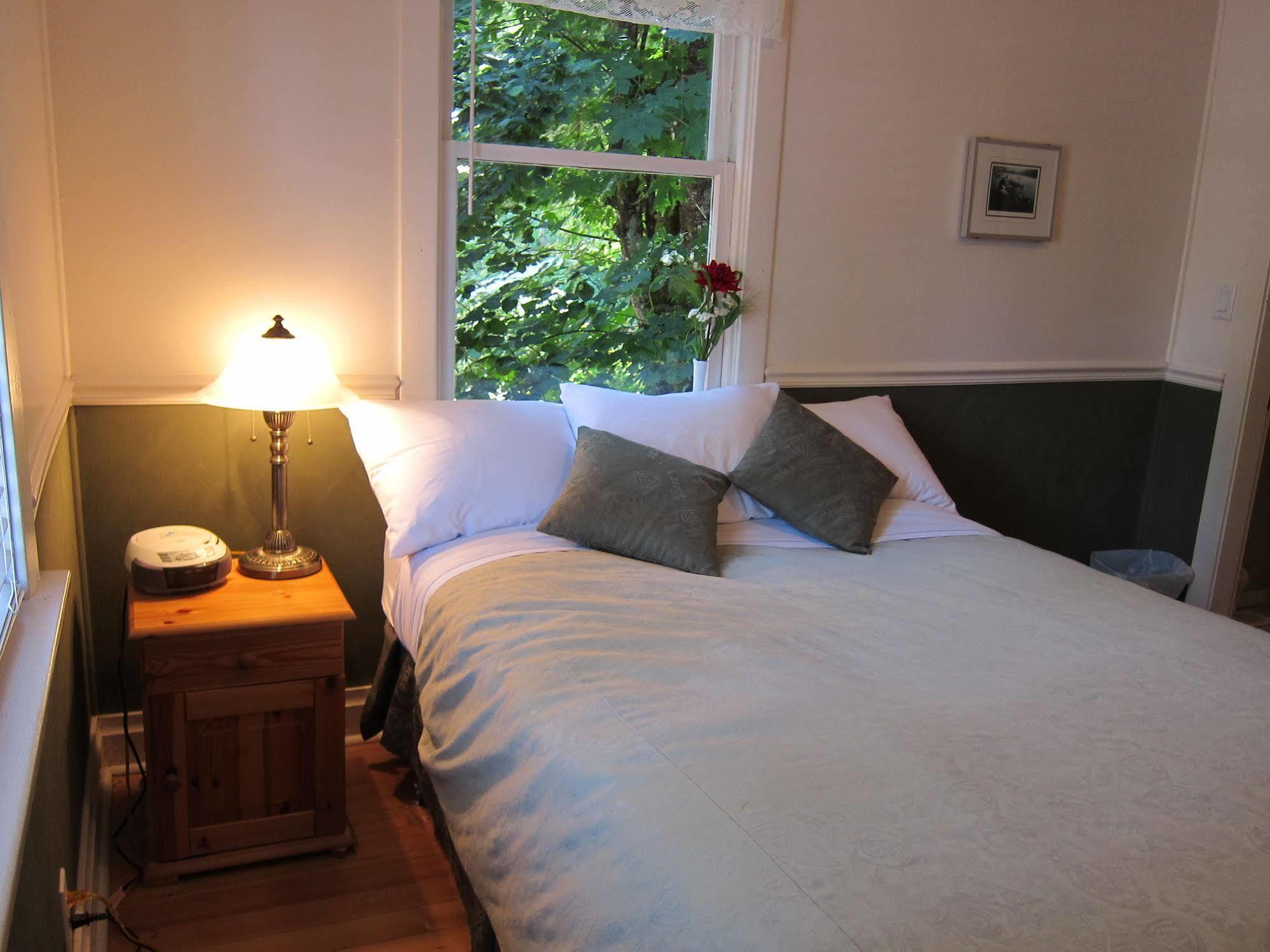 Heriot Bay Inn Экстерьер фото