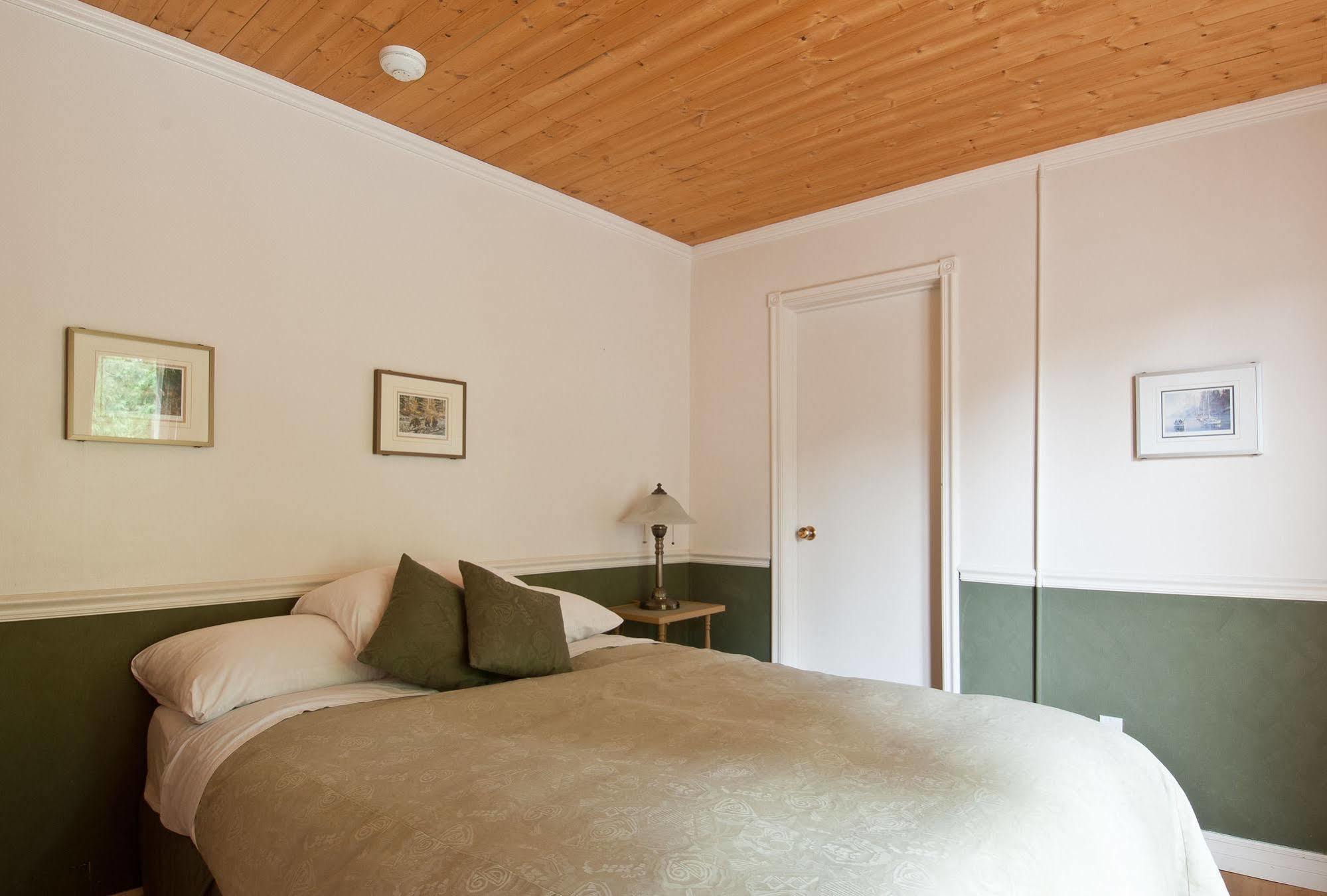 Heriot Bay Inn Экстерьер фото