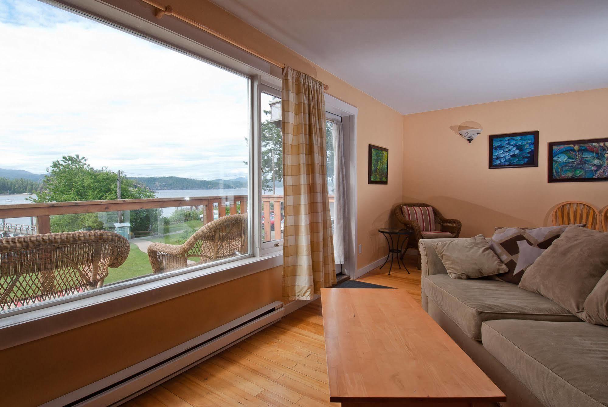 Heriot Bay Inn Экстерьер фото
